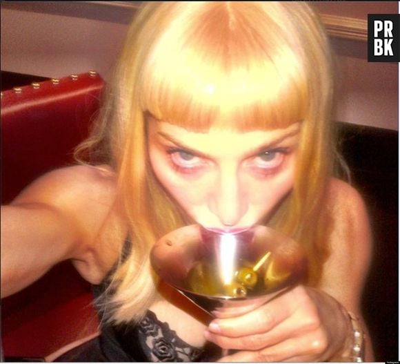 Madonna em uma foto meio "creepie", mas tem bebidas!