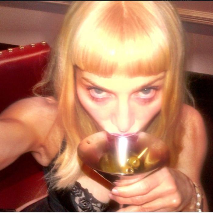 Madonna em uma foto meio &quot;creepie&quot;, mas tem bebidas!