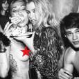  Miley Cyrus posa de topless ao lado da namorada e usa estrela colorida para cobrir os mamilos. Sempre causando!&nbsp; 