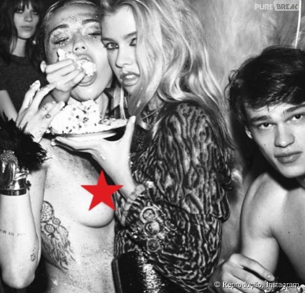 Miley Cyrus posa de topless ao lado da namorada e usa estrela colorida para cobrir os mamilos. Sempre causando!&nbsp;
