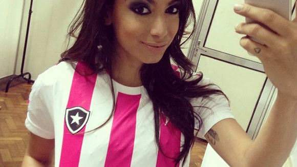 Anitta é homenageada pelo Botafogo e ganha uniforme fashion