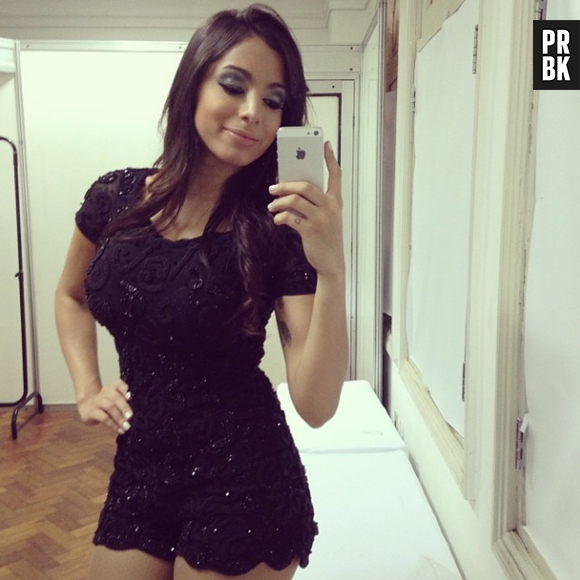 Anitta usou macaquinho em show na sede do Botafogo