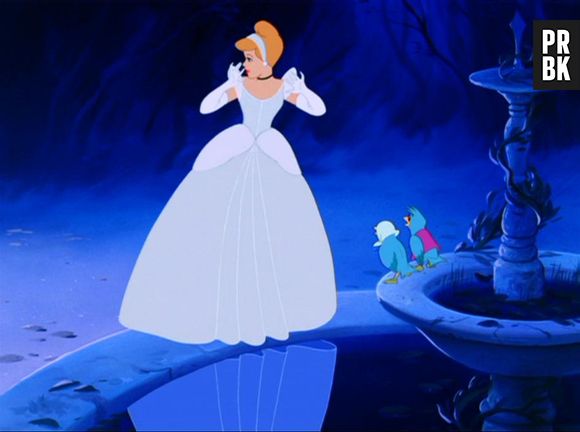 Em "Cinderela", as irmãs da princesa tentam de tudo para os pés caberem no sapatinho de cristal. No conto real uma delas até corta os dedos. Tenso!