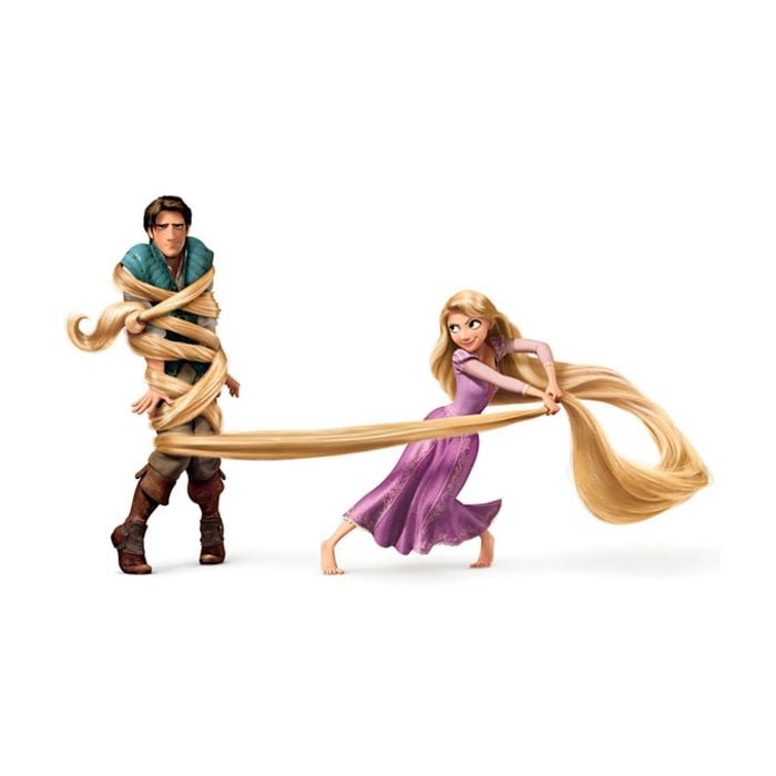  Em &quot;Enrolados&quot;, o romance de Rapunzel é descoberto pela sua mãe, que corta o cabelo da moça e ainda arruma uma armadilha para o príncipe, que termina cego 