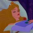  A história de "A Bela Adormecida" da Disney até que parece com a original. Tirando a parte que o pai da princesa a esquece dormindo... 