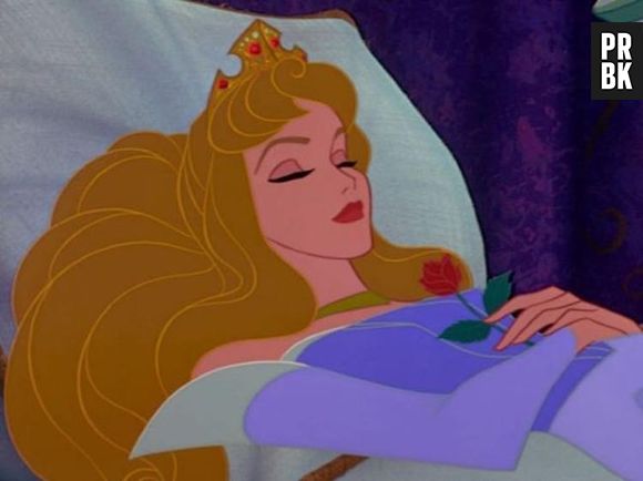 A história de "A Bela Adormecida" da Disney até que parece com a original. Tirando a parte que o pai da princesa a esquece dormindo...