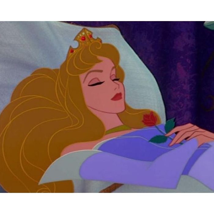  A história de &quot;A Bela Adormecida&quot; da Disney até que parece com a original. Tirando a parte que o pai da princesa a esquece dormindo... 
