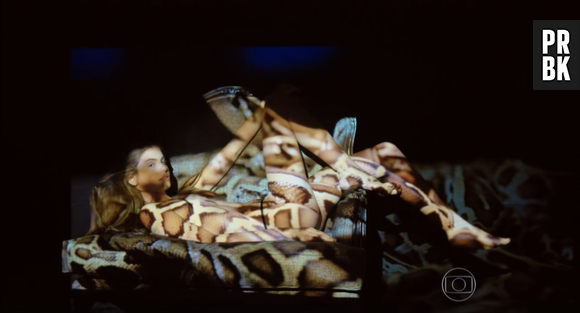 Já no início de "Verdades Secretas", Camila Queiroz (Angel) precisou perder a vergonha de ficar mais à vontade