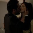 Deve ser difícil para Angel (Camila Queiroz) resistir aos beijos de Alex (Rodrigo Lombardi) em "Verdades Secretas"