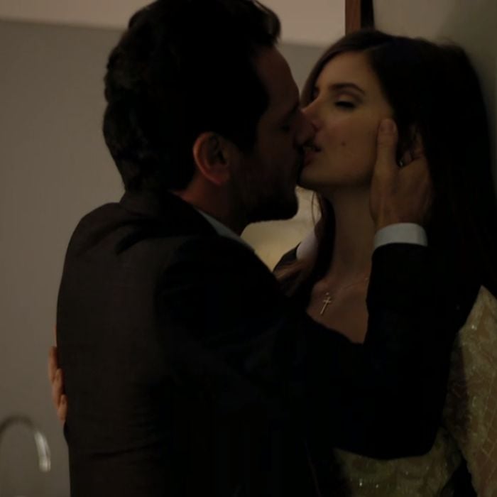 Deve ser difícil para Angel (Camila Queiroz) resistir aos beijos de Alex (Rodrigo Lombardi) em &quot;Verdades Secretas&quot;