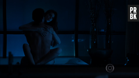 Camila Queiroz (Angel) e Rodrigo Lombardi (Alex) protagonizaram diversas cenas como essa em "Verdades Secretas"