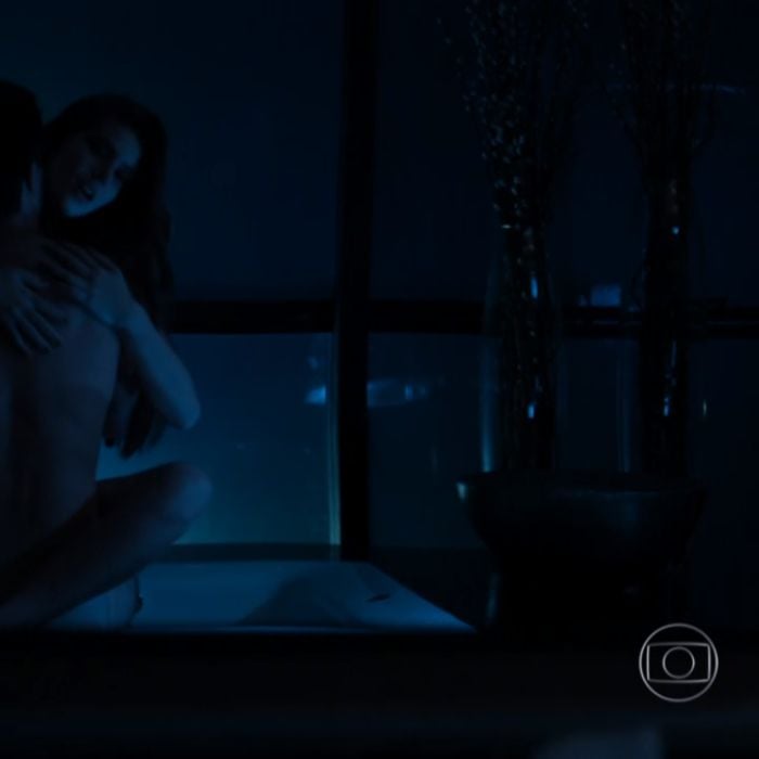 Camila Queiroz (Angel) e Rodrigo Lombardi (Alex) protagonizaram diversas cenas como essa em &quot;Verdades Secretas&quot;