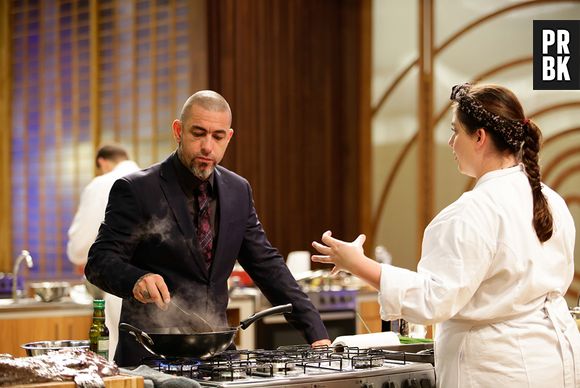 O jurado Henrique Fogaça dá dicas para Izabel no "MasterChef Brasil", da Band