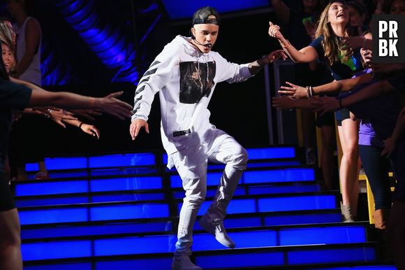 Justin Bieber dança muito e canta "What Do You Mean?" no evento de caridade "Think It Up" 
