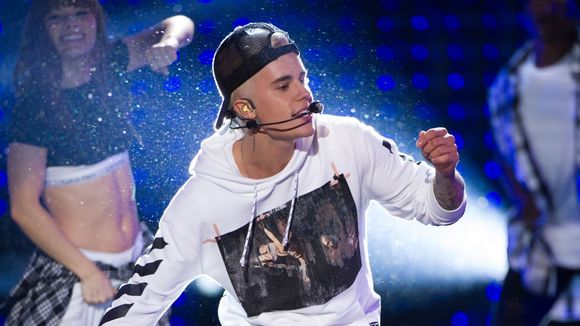 Justin Bieber canta "What Do You Mean?" no evento de caridade "Think It Up"; Veja vídeo e fotos!