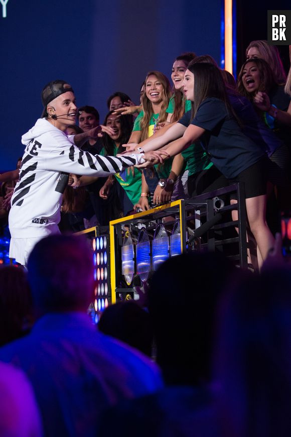 Justin Bieber é carinhoso com as fãs ao cantar "What Do You Mean?" no "Think It Up"