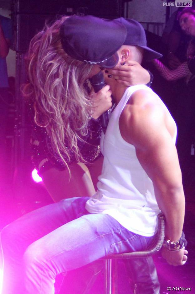 Ludmilla dá beijão em fã durante show no Rio de Janeiro!