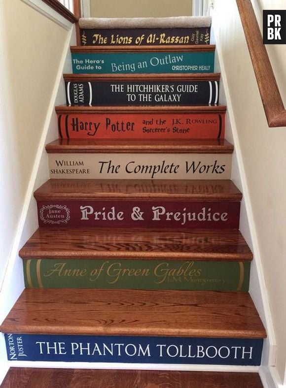 Quem teve essa ideia brilhante de adesivos para escada? Ficou sensacional!