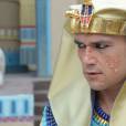 Ramsés (Sérgio Marone) e povo egípcio ficam cobertos de feridas durante sexta praga em "Os Dez Mandamentos"