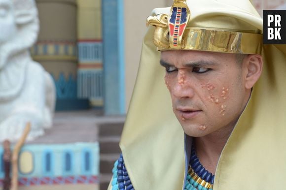 Ramsés (Sérgio Marone) e povo egípcio ficam cobertos de feridas durante sexta praga em "Os Dez Mandamentos"