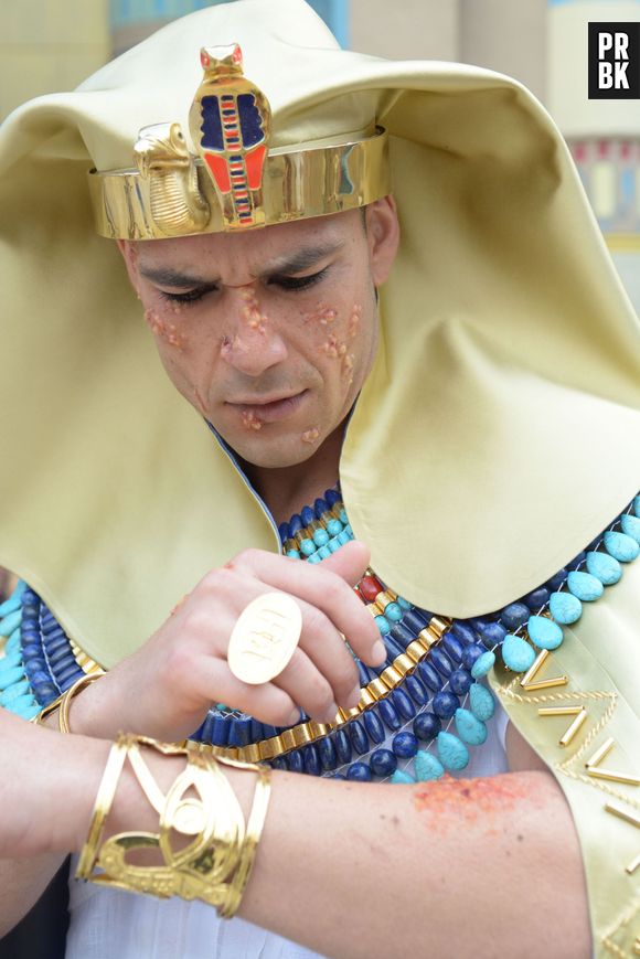 Em "Os Dez Mandamentos": Ramsés (Sérgio Marone) nega liberdade aos hebreus e Deus envia sexta praga!