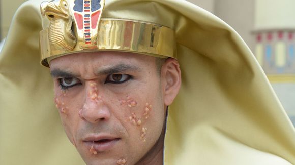Novela "Os Dez Mandamentos": Ramsés (Sérgio Marone) e egípcios enlouquecem com sexta praga!