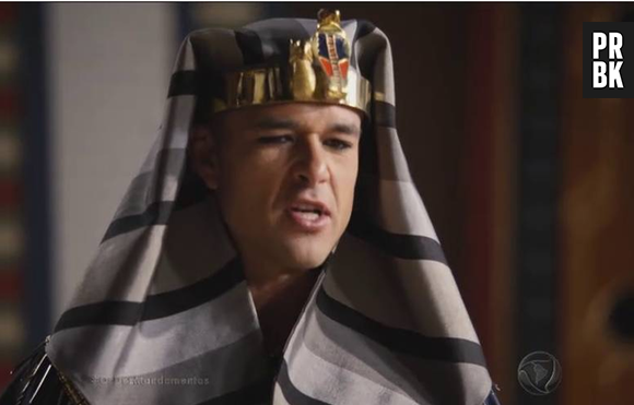 Ramsés (Sérgio Marone) não sabe o que fazer com pragas em "Os Dez Mandamentos"