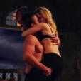 Quando Oliver Queen (Stephen Amell) não está salvando o mundo em "Arrow", faz algo muito mais legal com Felicity (Emily Bett Rickards)