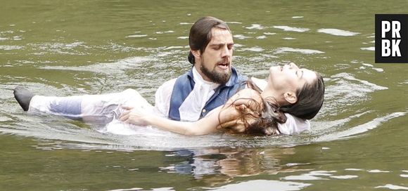 Na novela "Além do Tempo", Lívia (Alinne Moraes) e Felipe (Rafael Cardoso) morrem afogados