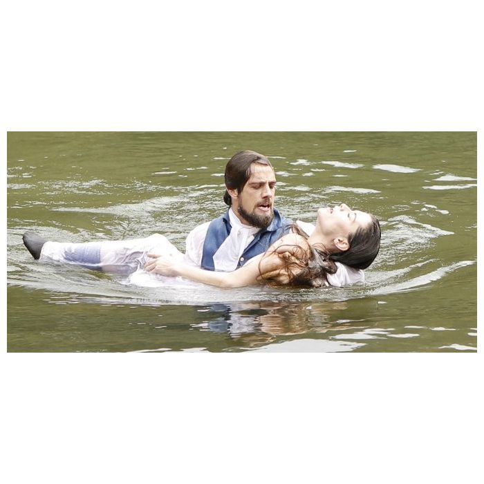 Na novela &quot;Além do Tempo&quot;, Lívia (Alinne Moraes) e Felipe (Rafael Cardoso) morrem afogados