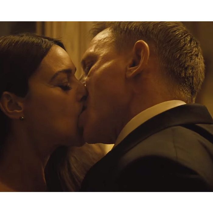 O clipe de &quot;Writing&#039;s On The Wall&quot;, de Sam Smith, mostra os momentos amorosos de James Bond (Daniel Craig) em &quot;007 Contra Spectre&quot;