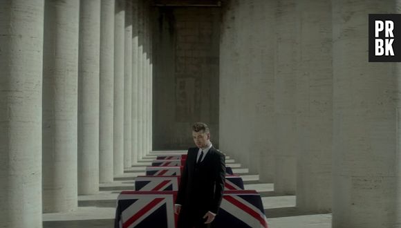Sam Smith aparece nos caixões que são destaque em "007 Contra Spectre" no clipe de "Writing's On The Wall"