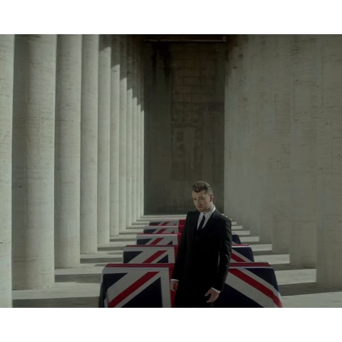 Sam Smith aparece nos caixões que são destaque em &quot;007 Contra Spectre&quot; no clipe de &quot;Writing&#039;s On The Wall&quot;