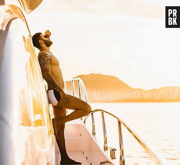 Gusttavo Lima atacando de modelo em alto mar? Uau!