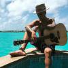 Justin Bieber está em Bora Bora curtindo uns dias de folga ao lado da possível namorada