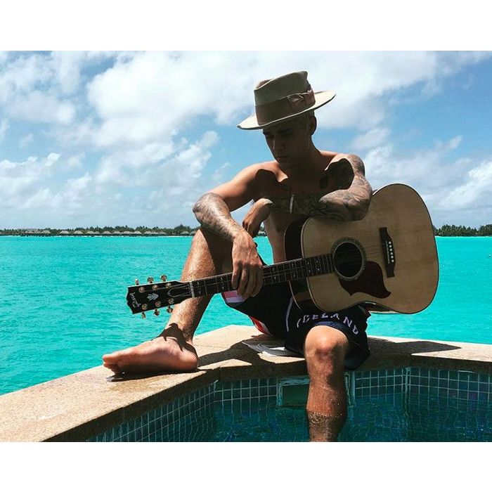 Justin Bieber está em Bora Bora curtindo uns dias de folga ao lado da possível namorada
