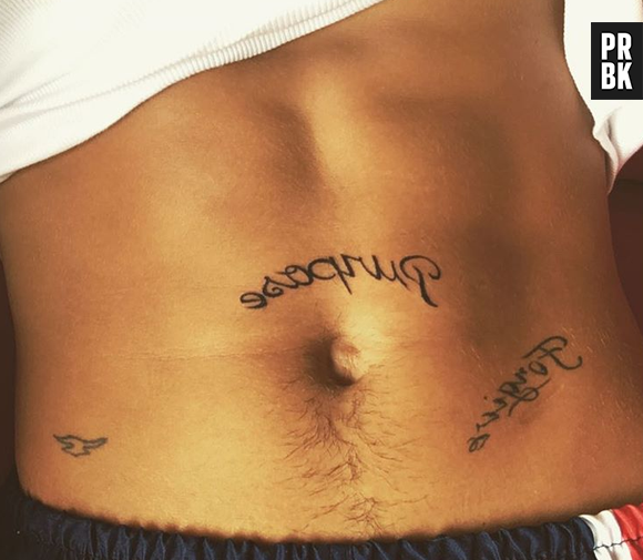 Justin Bieber também levou os fãs ao delírio ao postar sua nova tatuagem no abdômem