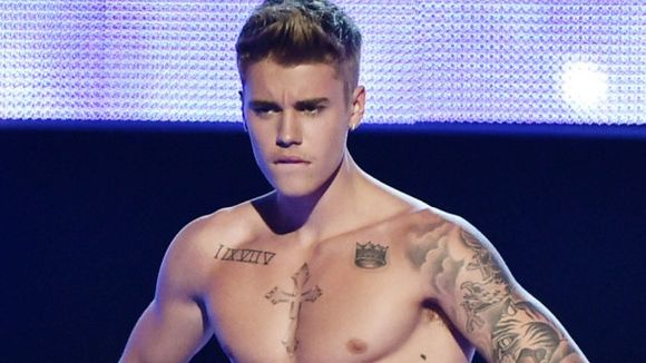Justin Bieber é flagrado pelado por paparazzi em Bora Bora e nudes vazam na web! OMG