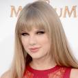 Taylor Swift é a capa da edição de novembro da revista "Glamour" e revelou que não está namorando com ninguém: "Solteira e feliz"