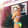 Demi Lovato mostra seu antigo cachorrinho em foto de biquíni