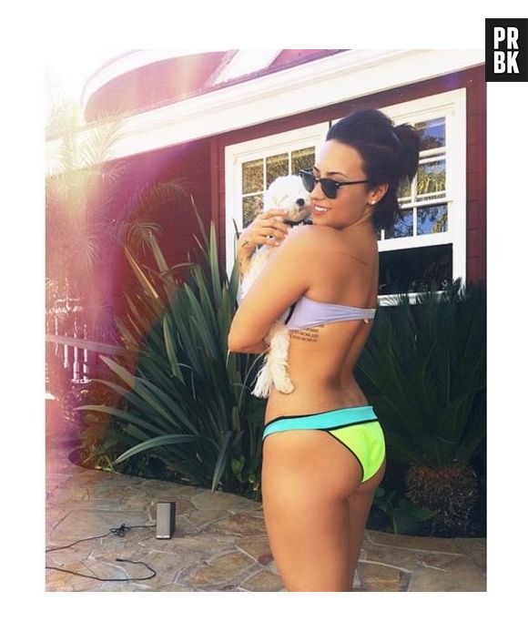 Demi Lovato mostra seu antigo cachorrinho em foto de biquíni