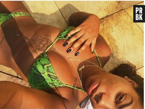 Ludmilla mostra a boa forma em foto de biquíni