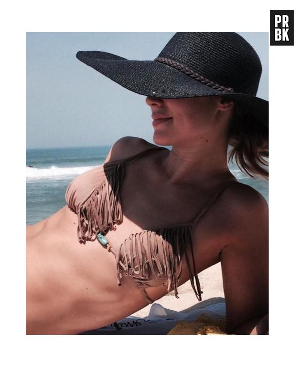 Paolla Oliveira, de "Além do Tempo", curte dia de folga na praia