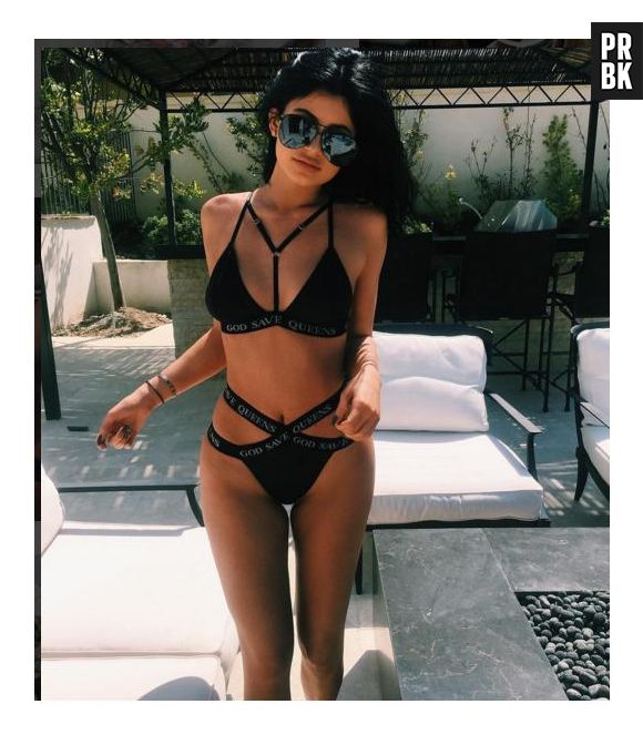 Kylie Jenner sensualiza em foto de biquíni