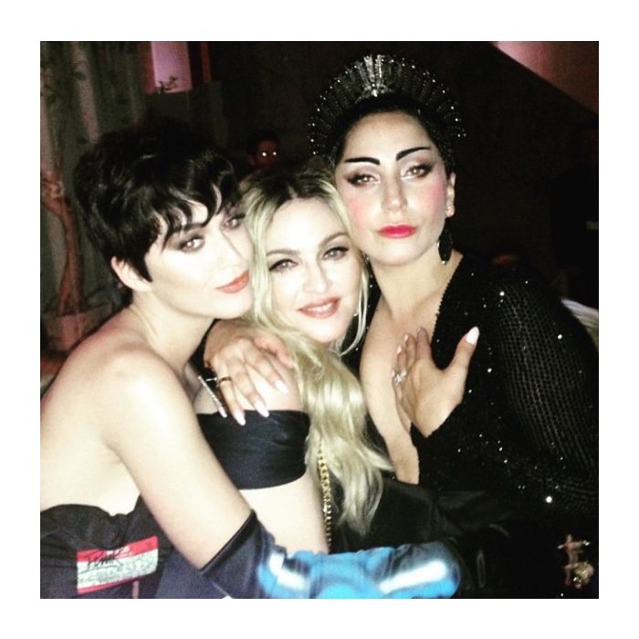  Katy Perry, Madonna e Lady Gaga juntas nos bastidores do MET Gala 2015 