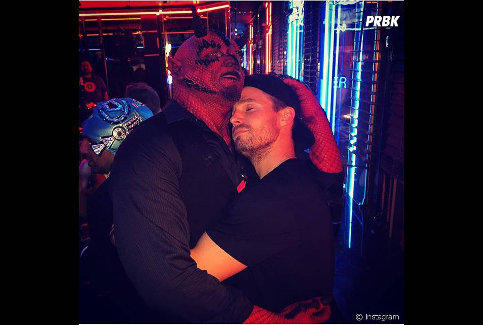 https://static1.purebreak.com.br/articles/5/20/27/5/@/102360-stephen-amell-em-um-dos-ditos-populares-950x0-1.jpg
