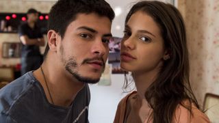 Laura Neiva contracena com Arthur Aguiar e mais galãs na série "Não se Apega, Não", do "Fantástico"