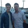O arqueiro Stephen Amell postou foto com o Flash Grant Gustin nos bastidores de "Arrows"