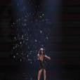 Selena Gomez entrou na passarela com tudo e embalou uma performance de tirar o fôlego!