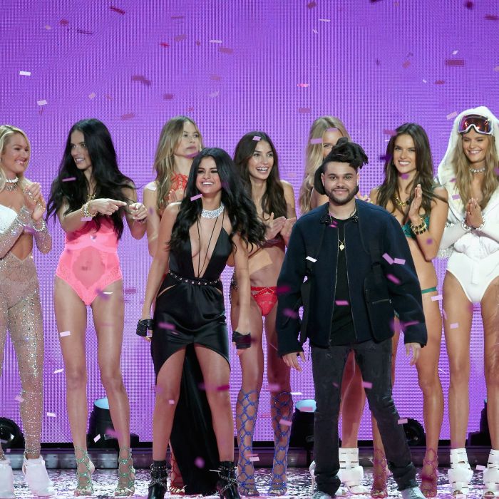 Selena Gomez aproveitou para dividir o palco com The Weeknd no Victoria&#039;s Secret Fashion Show